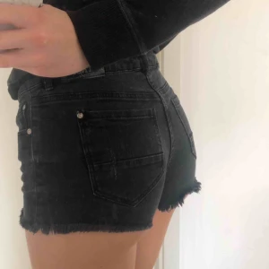 Svarta shorts - Fina svarta shorts, slutar precis under naveln! Säljer pågrund av alldeles för små💕 