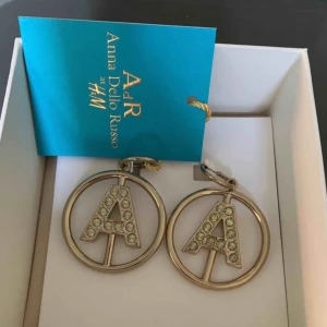  - Örhänge Anna dello Russo by H&M , jättefina kom hämta hos mig i Majorna (41464) eller jag kan skicka via postnord 