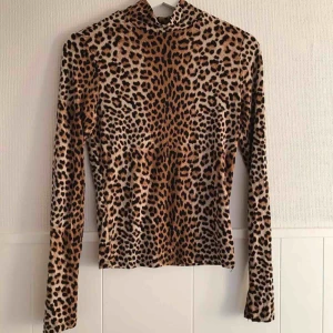  - Polo från Gina Tricot, superfin! Frakt tillkommer!