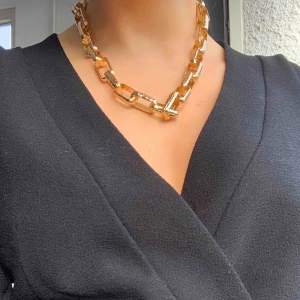  - Halsband köpt på Milk & Honey i Göteborg för 400kr. Aldrig använt, så mycket bra skick  Guld (ej äkta) 