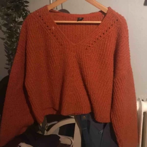  - Asmysig orange stickad tröja från urban outfitters:) Möter upp på gröna linjen, tar kontanter eller swish!