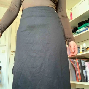  - Kjol i midilängd i bomull. Ganska tjockt material. Strechig. Slutar under knäna på mig som är ca 160 cm. Fri frakt!