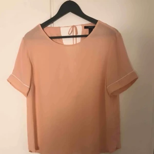  - Superfin topp från Forever 21. Sparsamt använd. Strl L men mer som en M. 