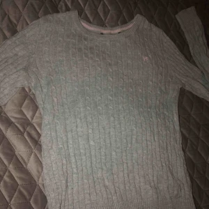  - En fin stickad tröja i bra skick.