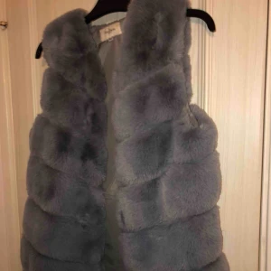  - Säljer min pälsväst, såklart inte äkta päls, den passar alla storlekar skulle jag säga, brukar matcha den med en skinnjacka, västen är i nyskick, möta upp i Göteborg eller står köparen för frakt 