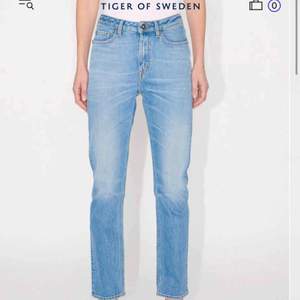 Orginalpris : 1499kr Snygga ljusblåa jeans från Tiger of sweden som tyvärr har blivit för små för mig. Modellen är ej tillgänglig i butik. Vid ankeln finns en dragkedja som man kan göra slits utav:)