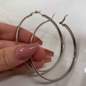  - Silvriga örhängen från Ginatricot 