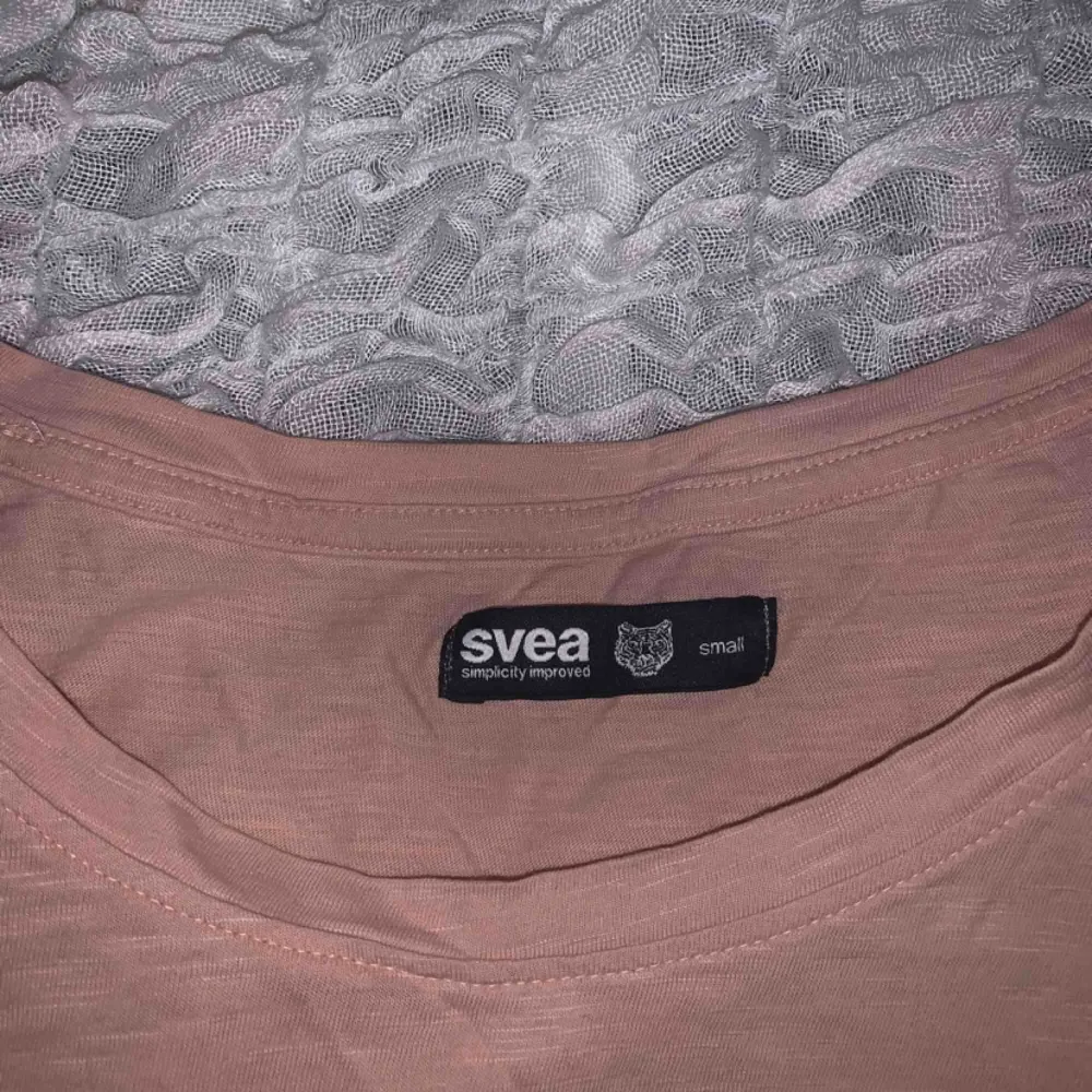 Fin T-shirt från Svea. Använd fåtal gånger så är som ny. Köparen står för frakten, 42 kr❤️. T-shirts.