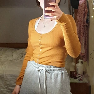 Forever21 urringad långärmad - Aldrig använd, köpt i USA under jullovet. Köpte på forever21, men ångrar köpet för det inte är min stil 😅. Kan mötas upp i Sthlm!