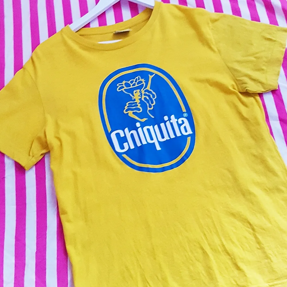 Högsta bud: 140 kr inkl frakt. Gul chiquita banana t-shirt. Storlek M, köpt på secondhand, i mycket fint skick! Om flera är intresserade så blir det budgivning❤. T-shirts.