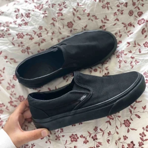  - Svarta vans slip ons || använt en del men tvättats med svart färg därmed inte så slitna || inga synliga slitningar mer än märket på hälarna || storleken är borta men passar en 38a perfekt 😇 150kr + frakt