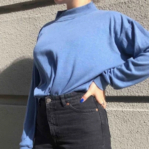  - Blå oversized polotröja. Fint skick. Kund står för frakt.