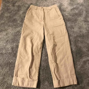  - Säljer min beiga vida byxor från hm! De har ett litet hål uppe vid höger bakficka (se bild 3) men det är inget som syns, därav priset💞 köparen står för frakten 