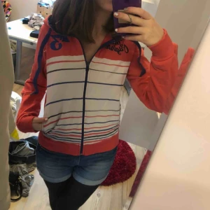  - En fin idrotts aktig tröja från Spanien. Passar mig som har storlek s