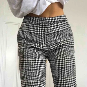  - Ett par jätte fina kostymbyxor.  Dom är i jätte fint skick, har typ använt dom 5 gånger. 💕