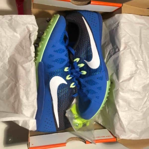  - Nike spikskor i fint skick🥰 Använt fåtal gånger då jag slutat på friidrott. Stolek 41 små i stoleken som spikskor brukar vara. Dessa passar mig som vanligts har 39/40. Skruv för spikarna ingår. Köparen betalar för frakten💙