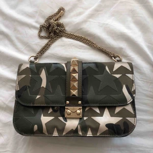 VLTN väska - INTRESSEKOLL, men tänker mig runt 10 000‼️‼️‼️ LIMITED EDITION, glam lock Valentino väska, största storleken, khaki färg med stjärnor. Mkt bra skicka med små tecken på användning. Kommer med dustbag och prislappar. 