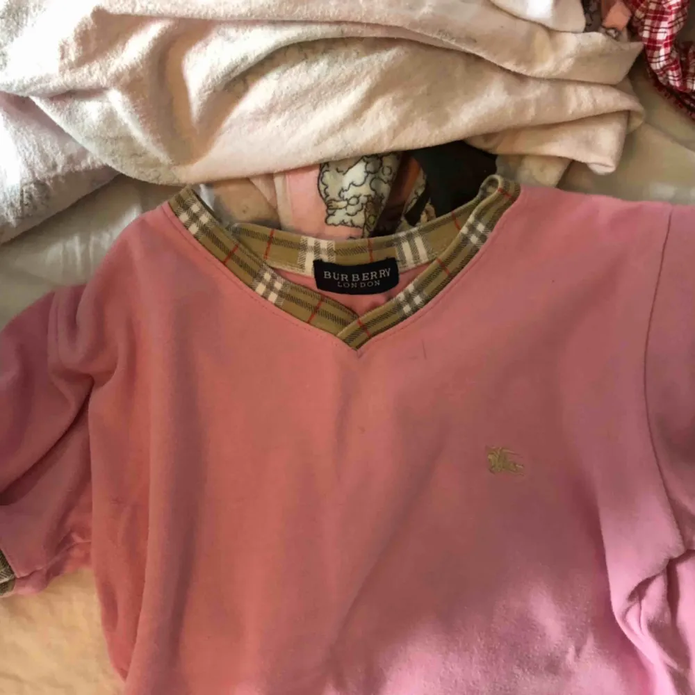 Säljer den här riktigt snygga rosa croppade tröjan från burberry. Endast använd några få gånger eftersom den är lite liten för mig💕😘. Skjortor.