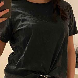 jättefin oversized t-shirt i en urtvättad mörkgrå färg💖 