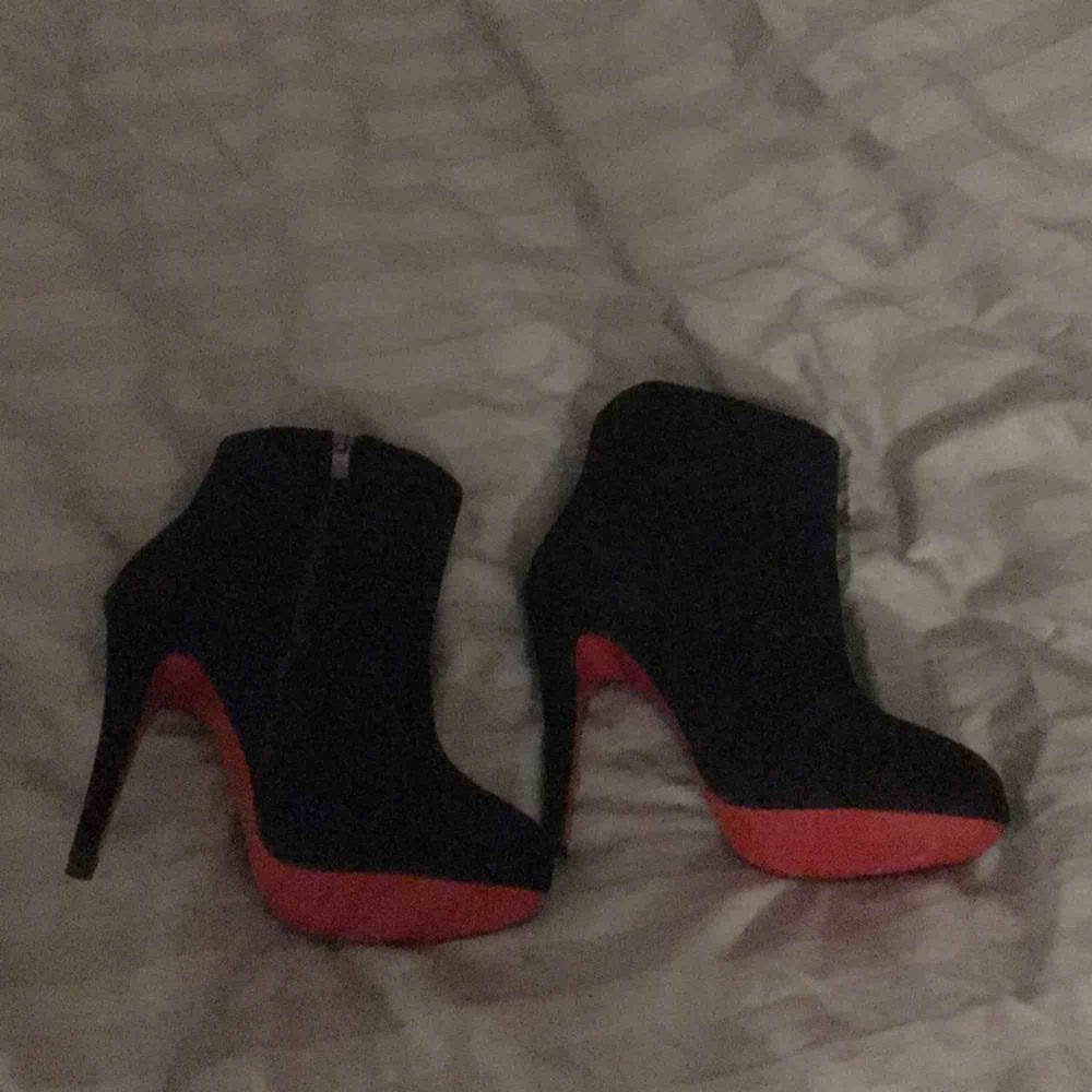 Ett par Christian Louboutin dupies. (Ej äkta) dra-av Plasten sitter fortfarande kvar på sulan och papper är fortfarande inuti. Dom är helt oanvända. Nyskick 😊 Klackhöjd ca 8-10 cm. Skor.