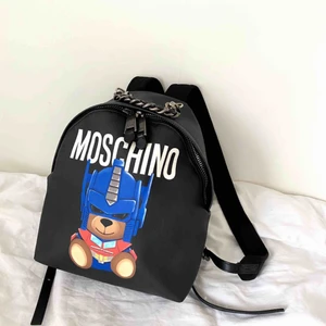 Moschino väska - SÄNKT PRIS! Nu 2000kr  (tidigare 2900kr)  Moschino Transformer Teddy backpack. Nypris 5790 kr. Strap: 35 cm. Width: 23 cm. Hight: 29 cm - Super bra skick. Skriv för fler bilder (finns många snygga detaljer!)