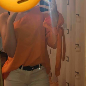  - Säljer en fin blus, använt den max 3ggr så den är i nyskick, det är bara att fråga om fler bilder på blusen ifall ni vill ha det, möta upp i Göteborg eller står köparen för frakt!