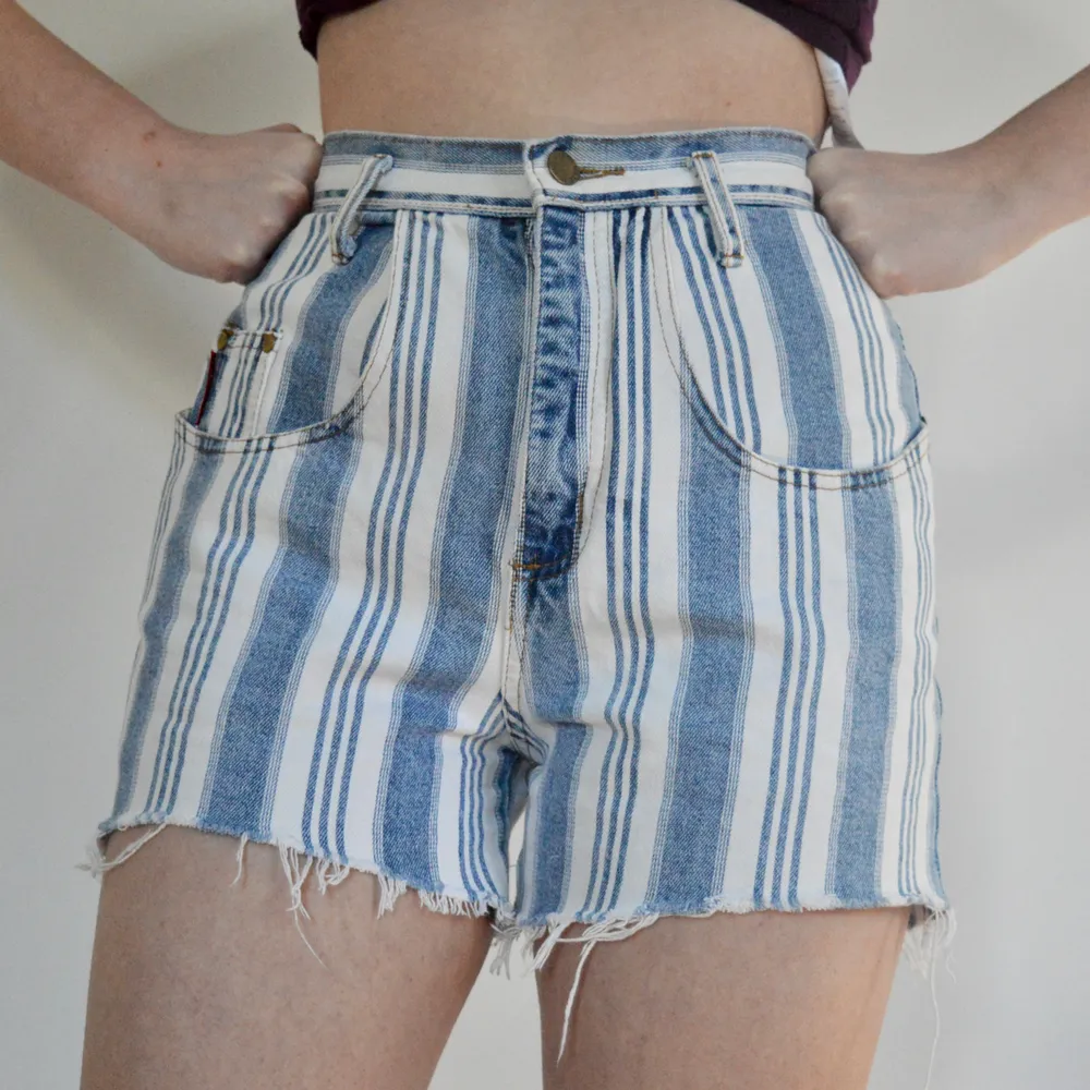 +50 kr frakt! Sååå coola shorts! De är randiga och har fin distressed kant. Små i midjan. Skriv om du har frågor! 👖. Jeans & Byxor.
