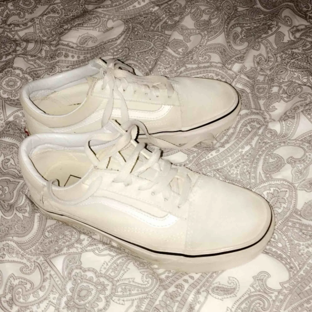 Säljer ett par vita vans skor i bra skick men lite slitna, vilket kan va ganska coolt ändå. Fråga om fler bilder! 200kr + frakt(köparn står för)!💘🦋. Skor.