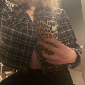  - Superfin croppad skjorta köpt på beyond retro. Sitter bra på men har ej fått användning av den därför säljer jag. 💕💕