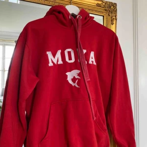  - Cool Röd hoodie köpt second hand. Den är i bra skick och endast använd ett fåtal gånger. Säljer då den inte kommer till användning.  Skriv gärna för fler bilder eller frågor. Frakt tillkommer om inte annat har bestämts.