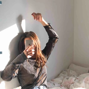  - Glittrig genomskinlig topp från ZARA. Sparsamt använd pga fel storlek.