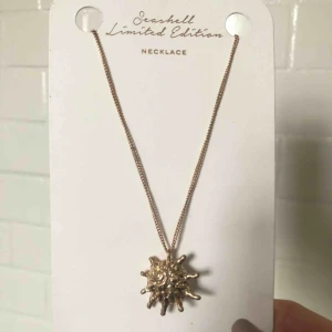  - Helt nytt halsband från MANGO med ”plombering” kvar. Super fint i deras seashell limited edition. Super fint och somrigt, ganska långt. 15kr i frakt och gratis om man köper flera grejer💕