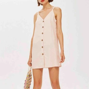  - Superfin klänning från TopShop med fina knappar. Bara använd 1 gång så i jättebra skick! Enkel att matcha och även snygg att bära med en T-shirt under. 💞 Medföljer även en extra knapp om någon skulle lossna! 