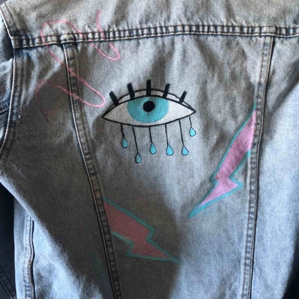 Jeans jacka från Cheap Monday med målad baksidan  Skick: aldrig använd  Strl: S & M Fraktkostnad tillkommer. Jackor.