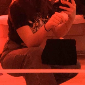  - supersöt handväska, säljer då jag int där i behov av den längre. Använt den supermycket under förra sommaren o älskar den så gör lite ont o sälja:( men hör gärna av er om ni undrar nånting. Den är helt fläckfri både ut och invändigt<3