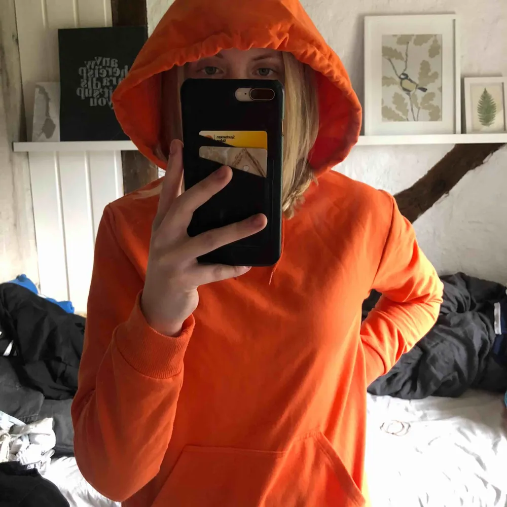 Orange hoodie med snören köpt på Carlings. Den kommer från märket STAY. Den är i samma skick som när jag köpte den och den är inte nopprig.  Storlek XS Köparen står för frakt💕. Hoodies.