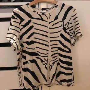 Skitball zebra T-shirt från H&M studio spring season 2019⚡️ använd max fem ggr så den är i väldigt bra skick. Är strl 44 men den är väldigt liten i strl vill snarare säga att den sitter som en M på. Priset är inkl frakt!⚡️🤩