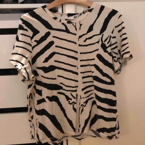  - Skitball zebra T-shirt från H&M studio spring season 2019⚡️ använd max fem ggr så den är i väldigt bra skick. Är strl 44 men den är väldigt liten i strl vill snarare säga att den sitter som en M på. Priset är inkl frakt!⚡️🤩