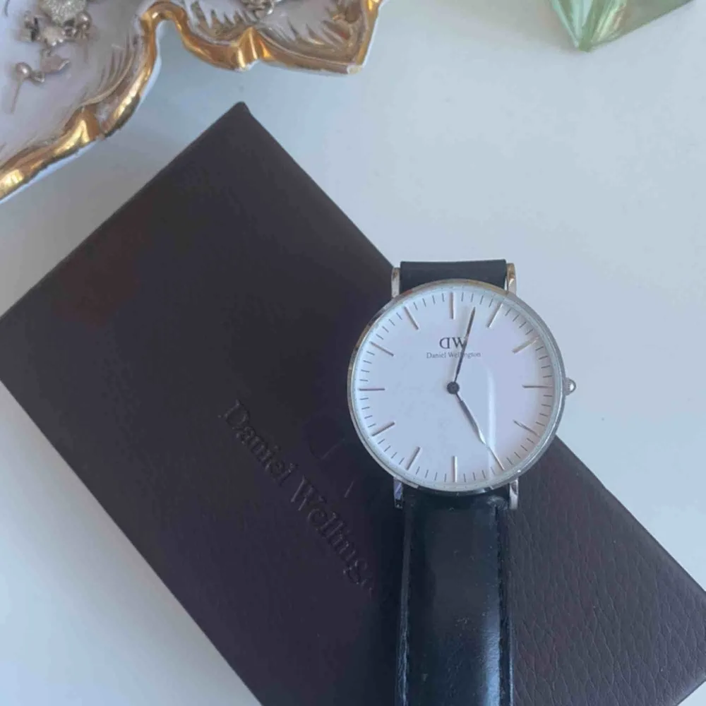 Daniel Wellington klocka med läderarmband. Den är i fint skick. . Övrigt.