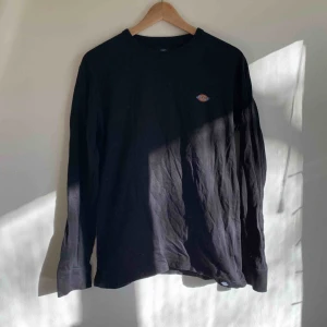  - Dickies longsleeve, sitter som en M. Använd 1-2 gånger! Fint skick ❣️
