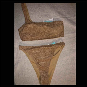  - Guldig bikini från hm storlek 36, helt ny aldrig använd säljer pga för liten. 