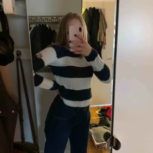  - Marinblå och vit tröja från Kappahl. Den är i bra skick, och används inte längre. Möts upp i Stockholm, men skickar även på posten. Frakten är ej inkluderad. 🤍