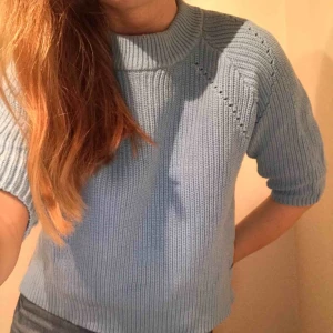  - En stickad tröja från Lindex använd ett fåtal gånger. Tröjan är ljusblå och har trekvartarm. Frakt tillkommer.