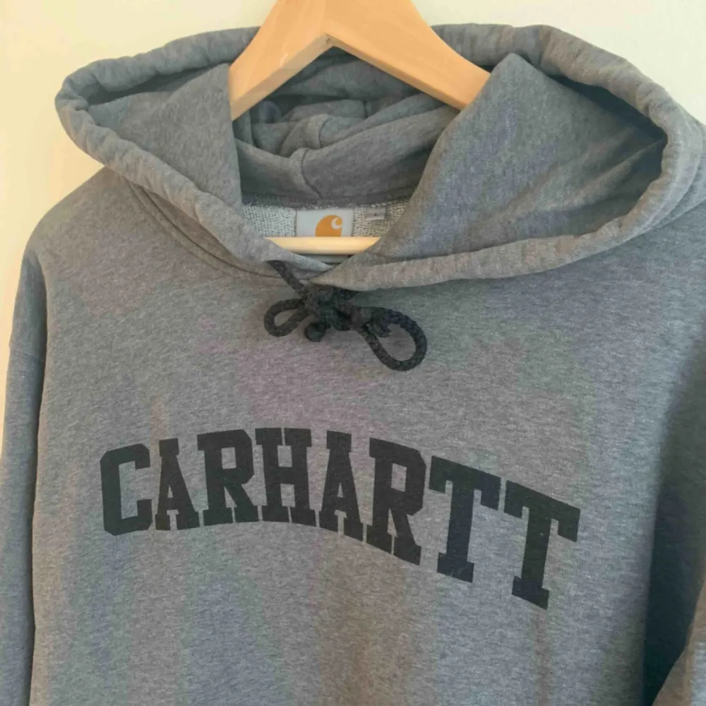 En grå carhartt hoodie, bra kvalité! 🌱🌿🌹. Hoodies.