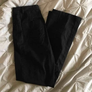  - snygga svarta högmidjade byxor med raka ben. Kan behövas skärp för att midjan sitter inte helt slimmad. Lite rött streck vid knappen därav de låga priset! :-)