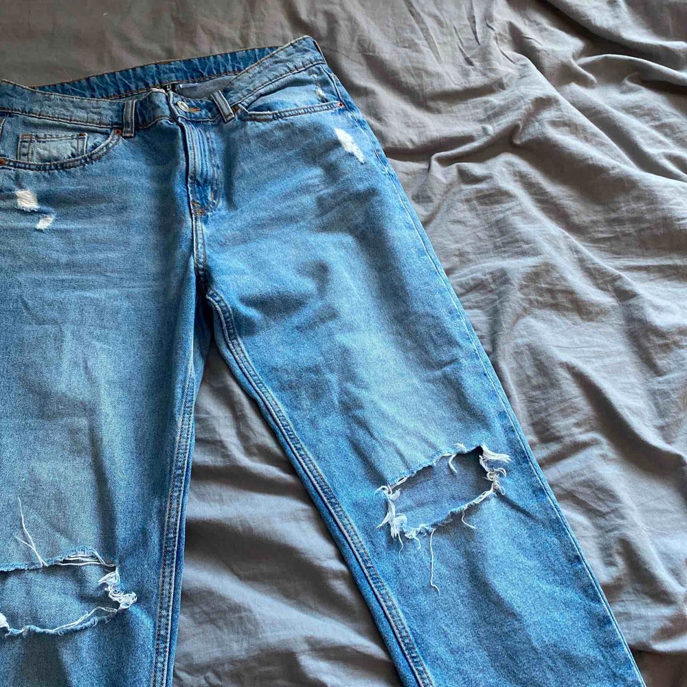Säljer dessa coola jeansen från H&M, med hål på knäna och lite slitningar. Inköpta i Ungern och är i bra skick. Köparen står för frakten💕. Jeans & Byxor.