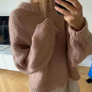 Rosa stickad tröja i lite oversize-modell! Mysig tröja i Fint skick 