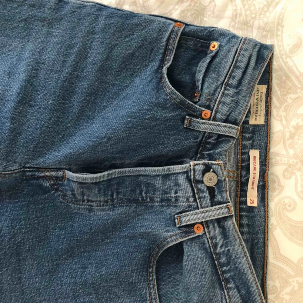 Oanvända Levis jeans. Storleken passar de som har 34/xs-s på vanliga jeans. Modell: Ribcage. Köpte för ca 1200 kr. Jeans & Byxor.