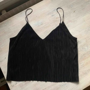  - Svart linne i storlek S. Köpt på Urban Outfitters. I gott skick.      Frakt tillkommer