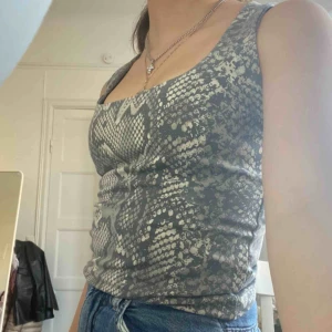  - Snyggt linne med ormskinnsmönster  säljer eftersom jag aldrig använt linnet 